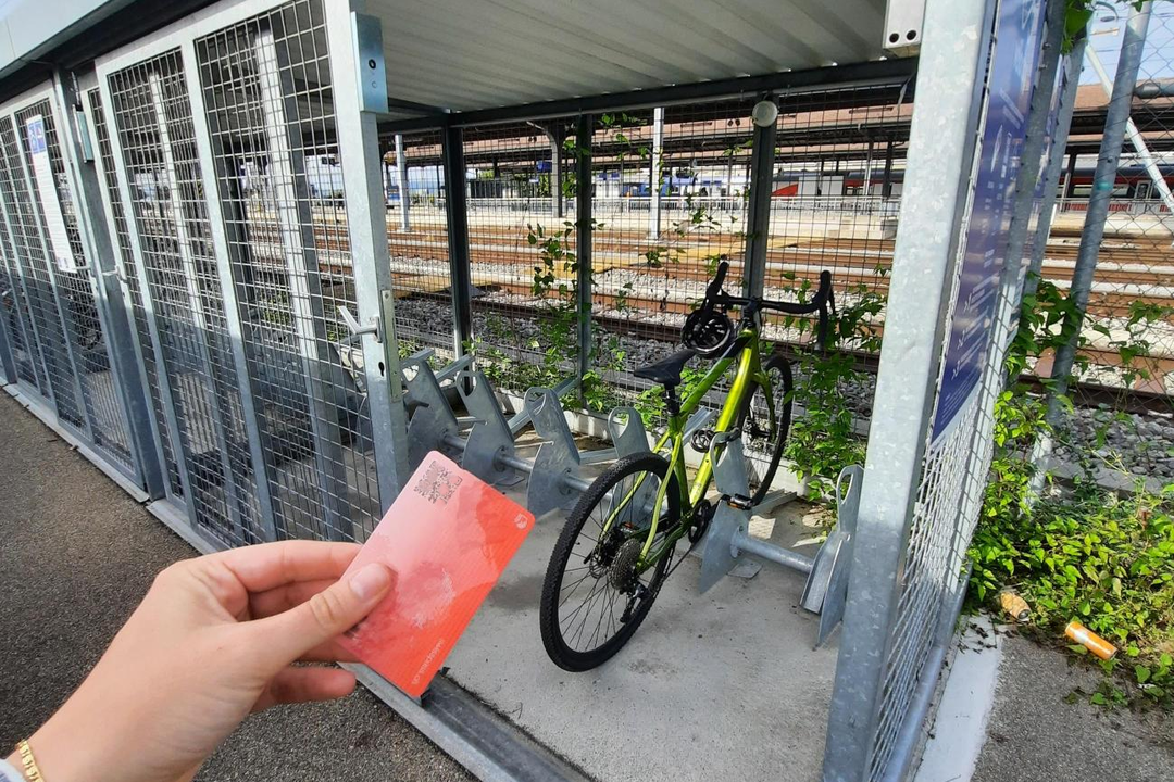 Geöffneter Veloraum mit Bike und Swisspass.