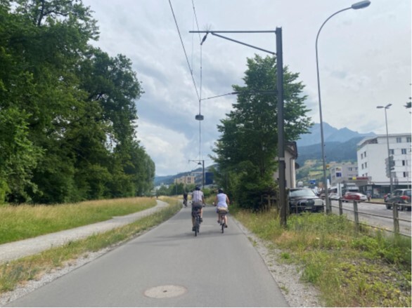 Beispiel eines hochwertigen Zweirichtungsradweges. Radweg entlang einer alten Bahnlinie