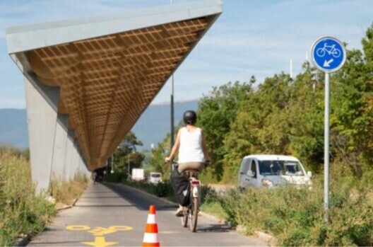 Beispiel eines hochwertigen Zweirichtungsradweges mit Solarpaneelen.