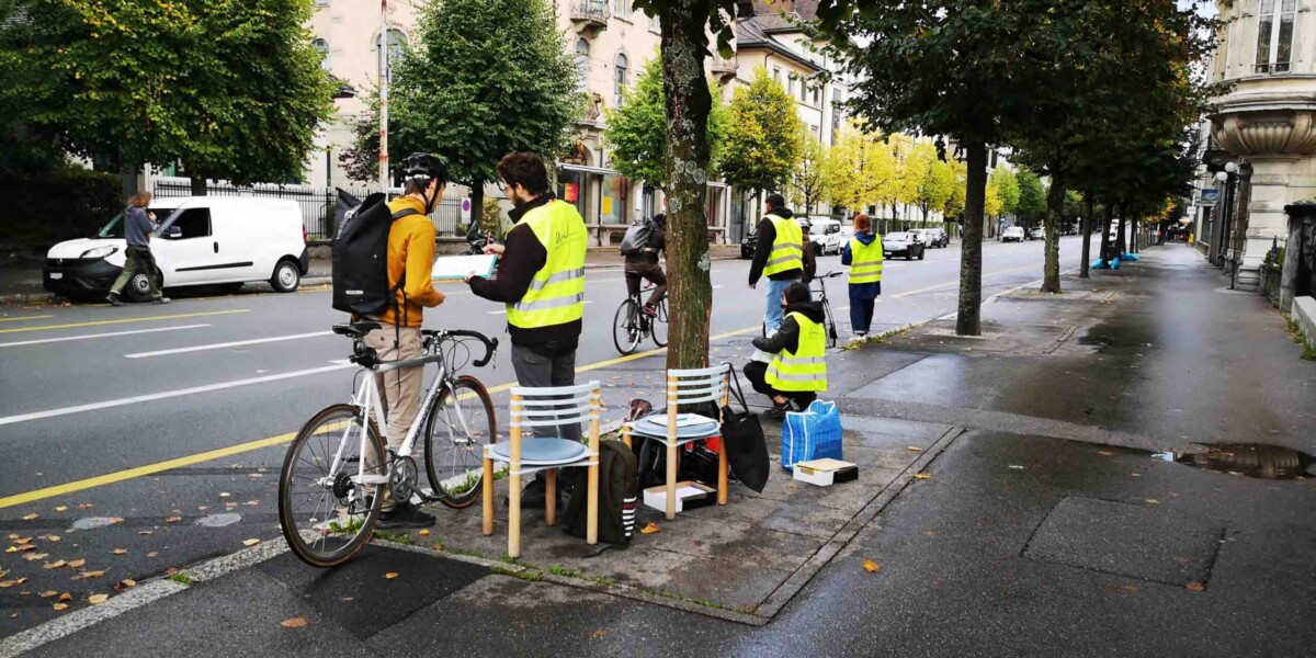 Velofahrende auf einem Radstreifen