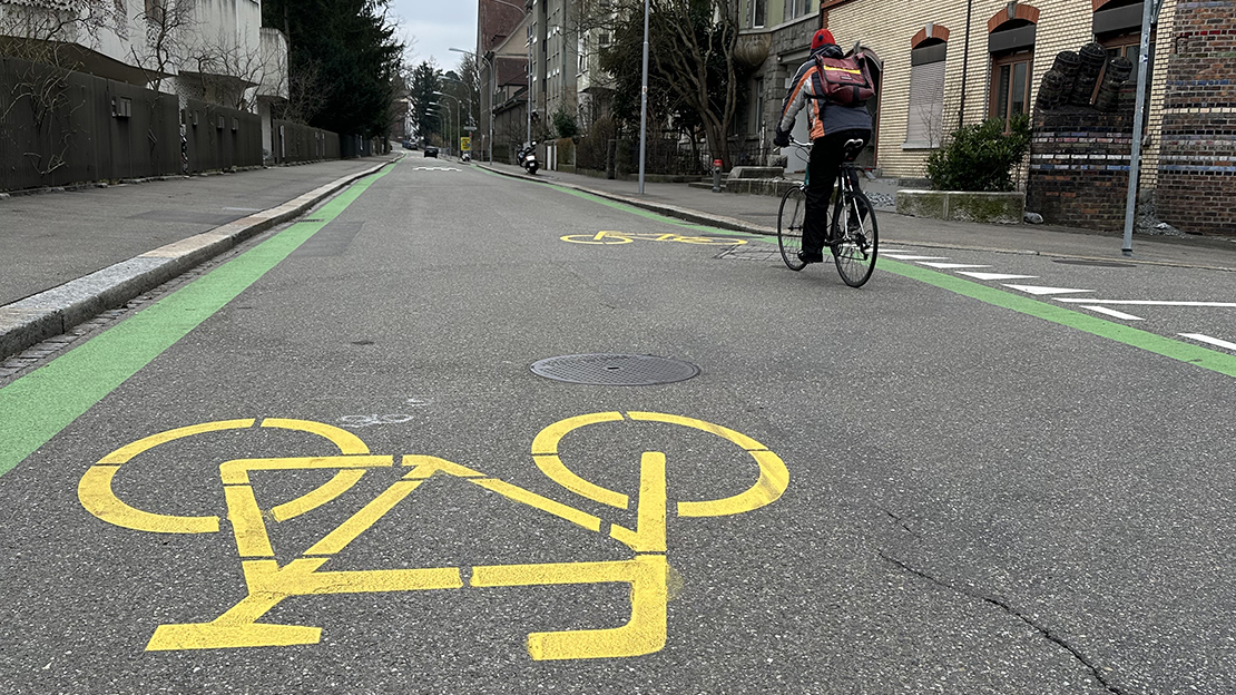 Velofahrer auf Velostrasse