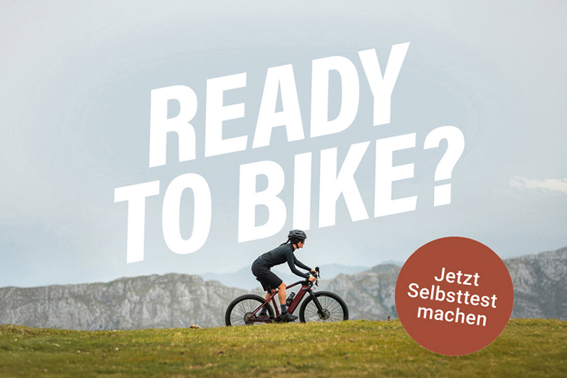 Frau auf E-Gravelbike mit Ready to bike Logo