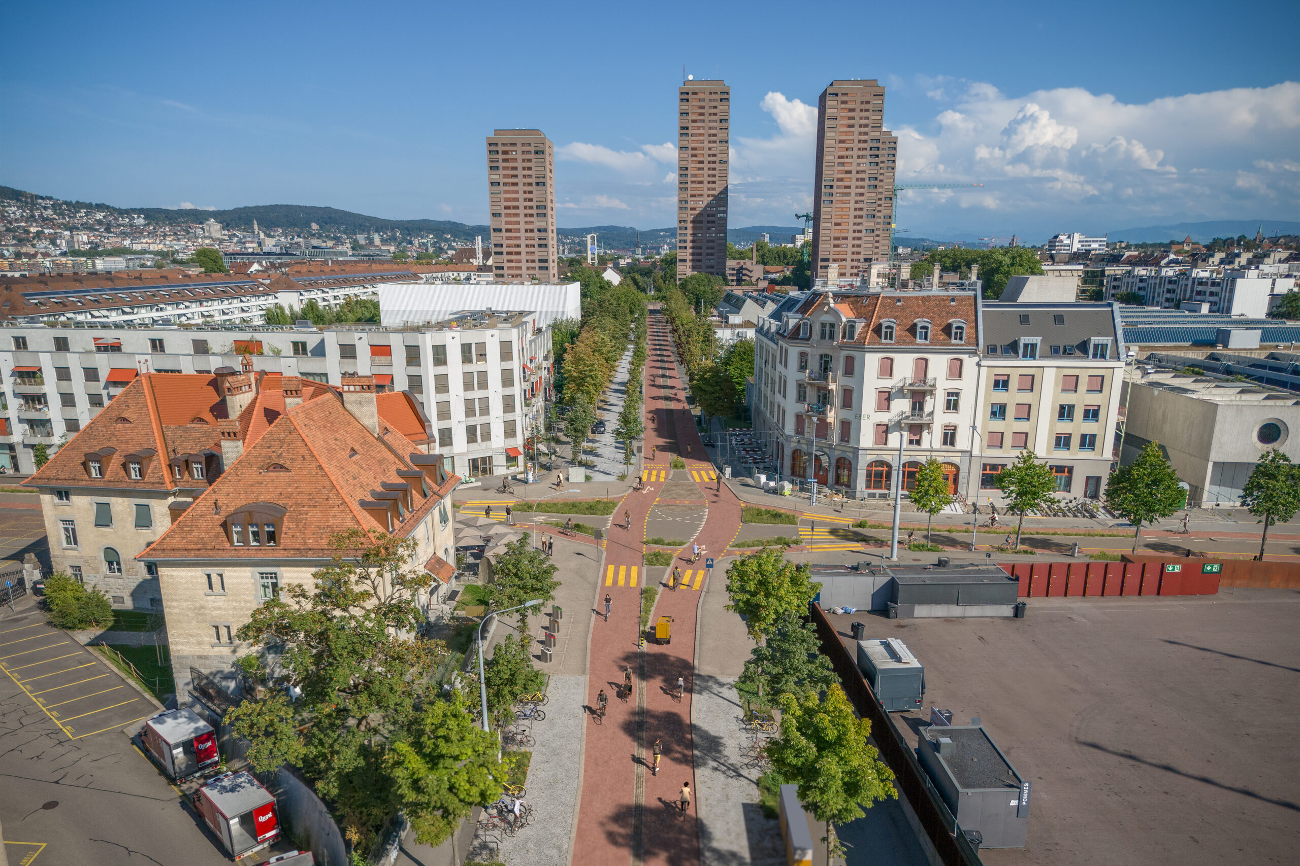 Das Foto zeigt eine Fotomontage der Baslerstrasse und der Herdernstrasse in Zürich, die durch grosszügige Veloinfrastruktur umgestaltet wurden.