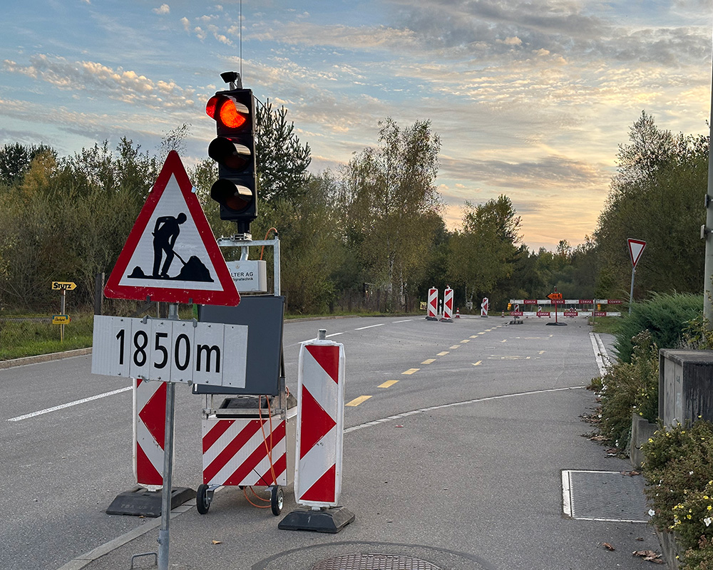 Die Lichtsignalanlage regelt auf beiden Seiten der Baustelle das Einbahnregime des motorisierten Verkehrs. (Foto: Urs Walter)