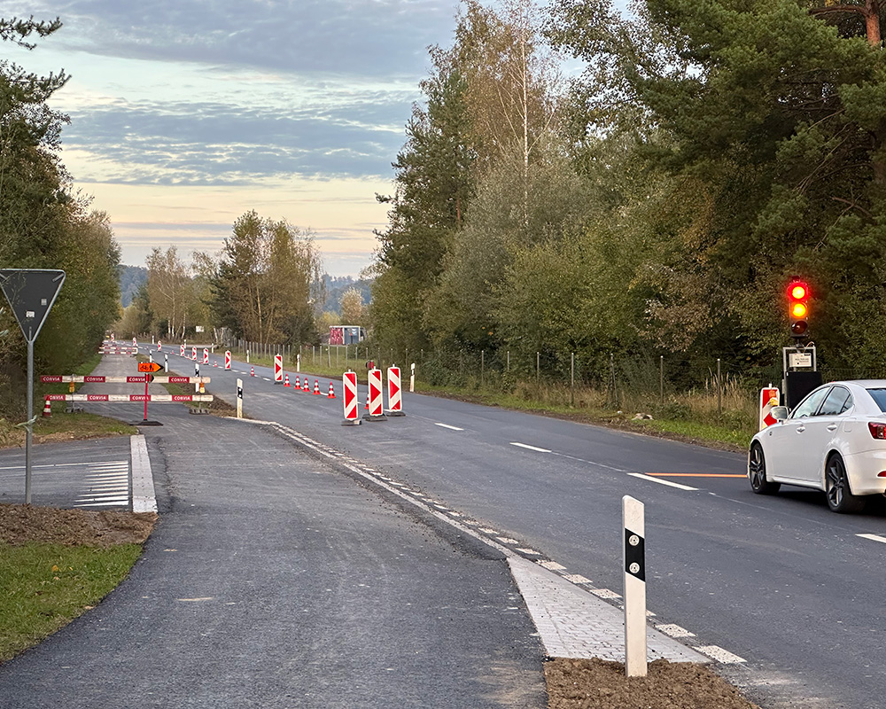Die Lichtsignalanlage regelt das Einbahnregime des motorisierten Verkehrs auf beiden Seiten. Die Velofahrenden haben freie Fahrt. (Foto: Urs Walter)