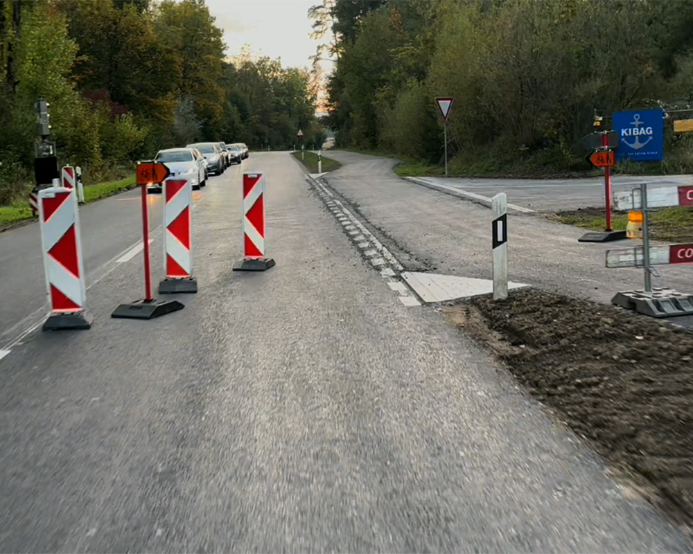 Die Führung über die Fahrbahn ermöglicht die durchgehende sichere Velo-Fahrt. (Foto: Urs Walter)