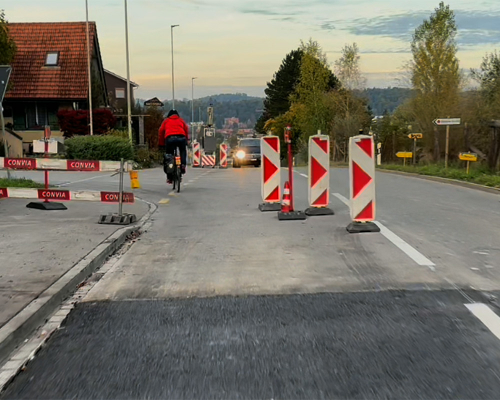 Die Lichtsignalanlage regelt das Einbahnregime des motorisierten Verkehrs auf beiden Seiten. Die Velofahrenden haben freie Fahrt. (Foto: Urs Walter)