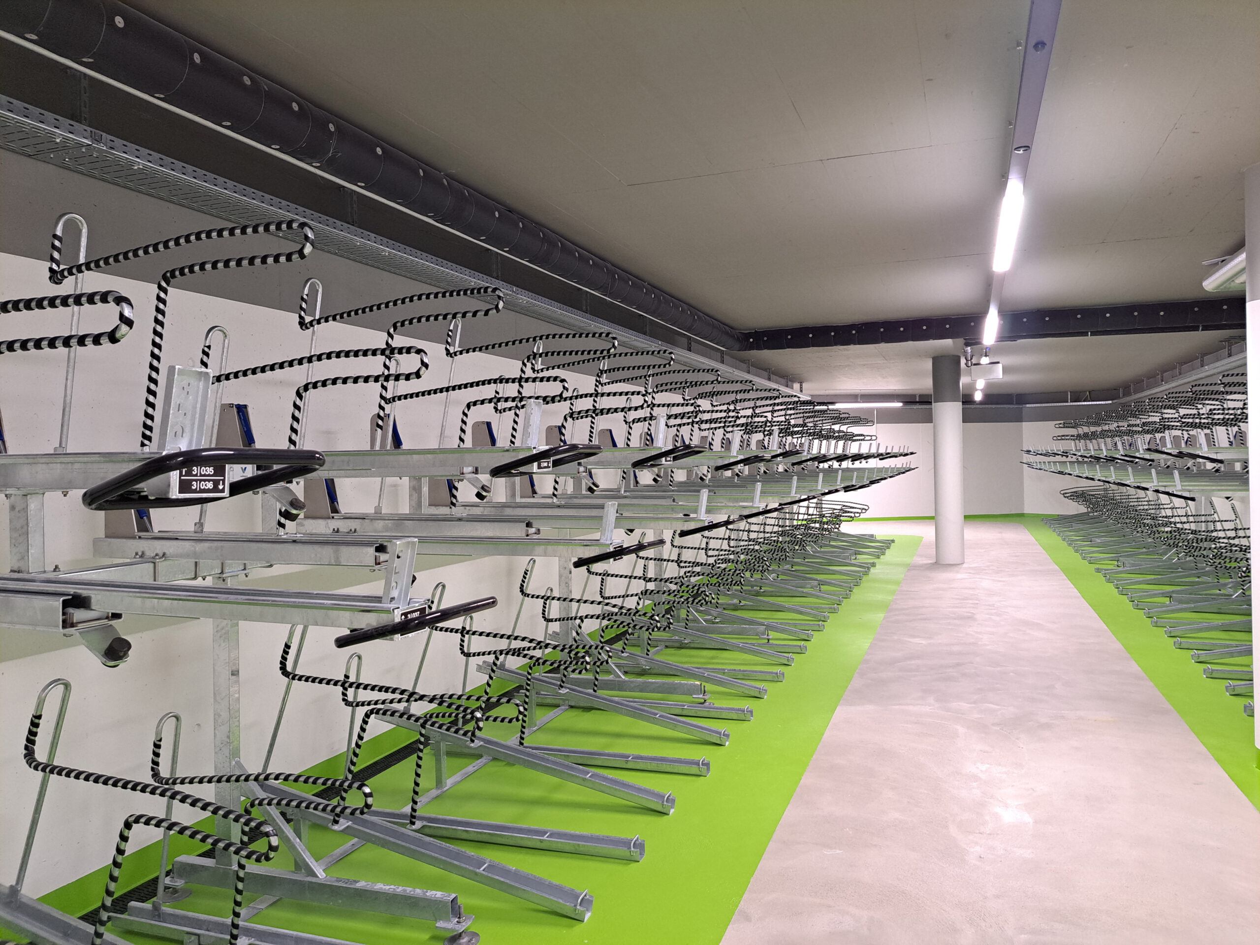 Die neueröffnete Velostation am Bahnhof Stadelhofen bietet Platz für 800 Velos und ist 24 Stunden am Tag zugänglich (Foto: Tiefbauamt Stadt Zürich)