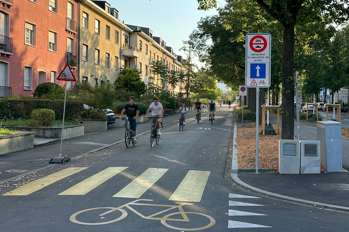 Jugendliche auf einer Velo-Strasse mit dem Fahrrad