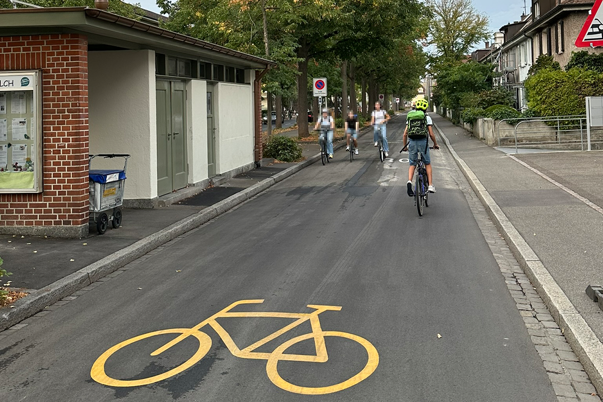 Jugendliche auf Fahrrädern auf einem Veloweg
