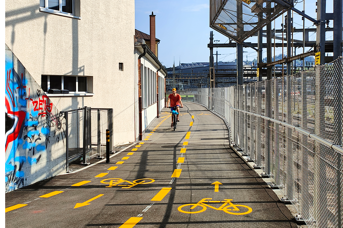 La piste cyclable se situe directement entre les voies des CFF et les bâtiments existants, ce qui a rendu les travaux de construction particulièrement complexes (Photo: Ville de Lucerne)